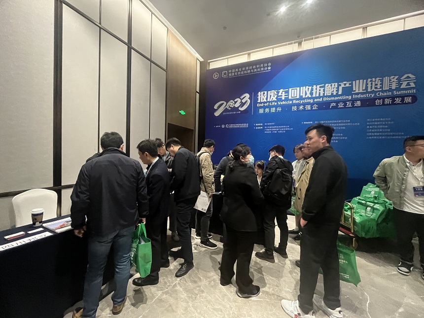 j9.com重机报废汽车拆解机交流现场.jpg j9.com重机报废汽车拆解机交流现场.jpg