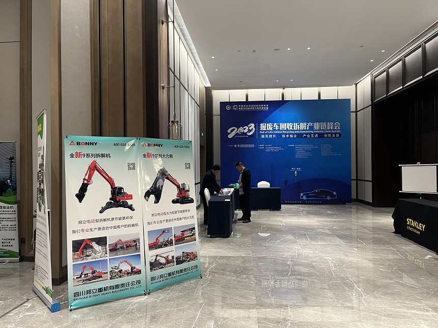 j9.com重机挖掘机交流现场.jpg j9.com重机挖掘机交流现场.jpg