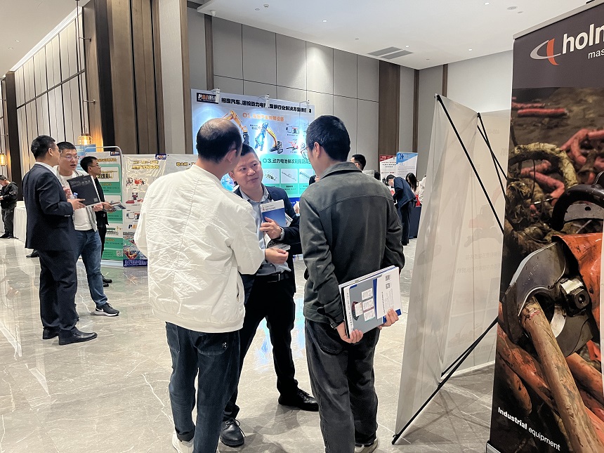 j9.com重机抓料机交流现场.jpg j9.com重机抓料机交流现场.jpg