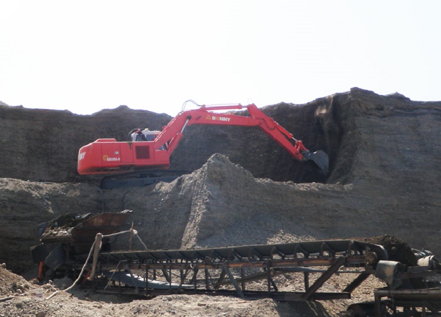 小型电动挖掘机.jpg 小型电动挖掘机.jpg