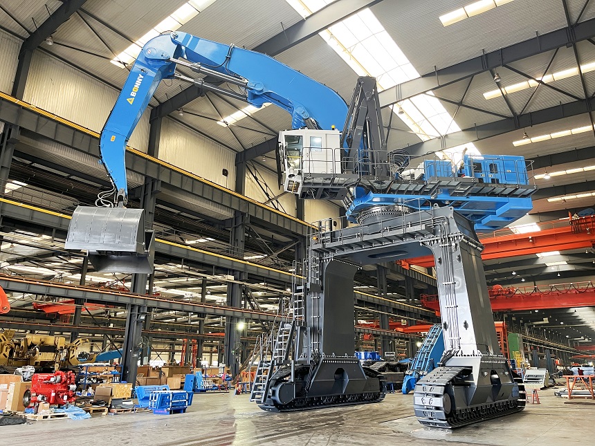 港口抓料机.jpg 港口抓料机.jpg