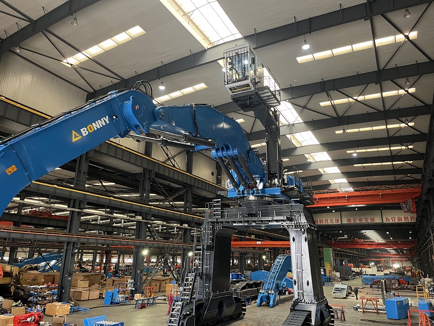 港口抓料机.jpg 港口抓料机.jpg