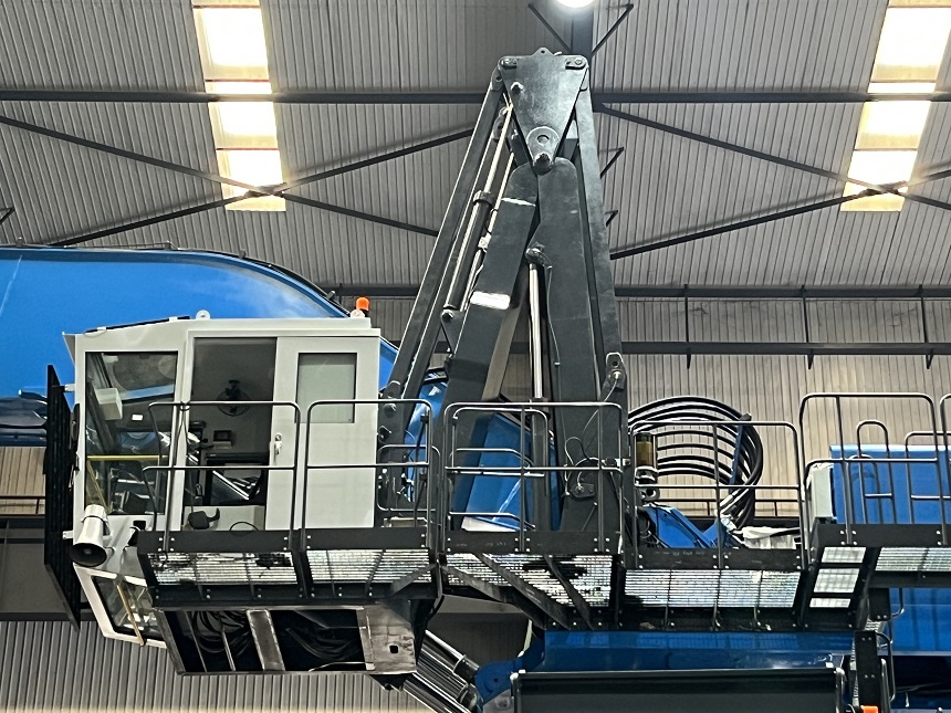 港口抓料机.jpg 港口抓料机.jpg