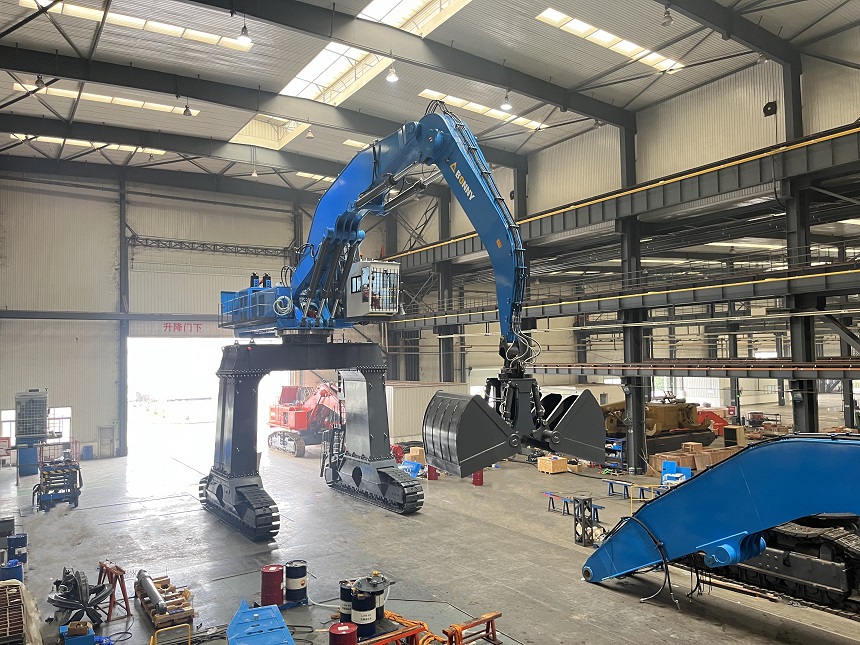 港口抓料机.jpg 港口抓料机.jpg