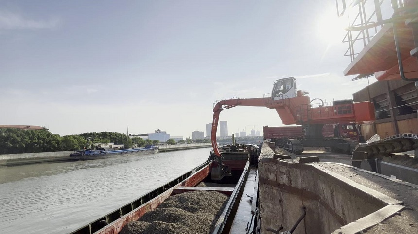 抓料机.jpg 抓料机.jpg